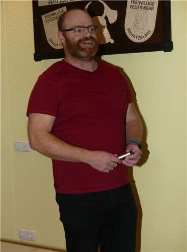 Sportwart Dirk Pauken referierte über den Feuerwehrsport und übergab Ehrenzeichen.