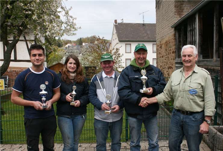 Sportwart Eduard Martin (re.) vom ASV Waldorf konnte beim diesjährigen Fischerfest die Siegerehrung des Freundschaftsangelns vornehmen und die Pokale überreichen. WER