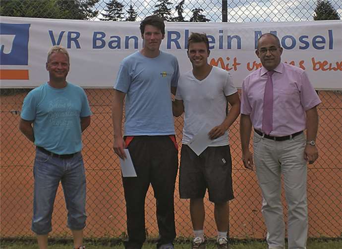 Sportwart Martin Fuhrmann, Zweitplatzierter der Herrenkonkurrenz Christian Süpke, Sieger Martin Olszowy sowie Herr Kolligs von der VR Bank Rhein-Mosel.privat