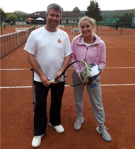 Sportwart Rene Kurth überreicht ein Abschiedspräsent.Quelle: TC Bad Bodendorf