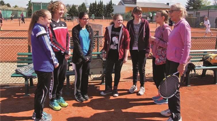 Sportwartin Margreth Beyer begrüßte die Nachwuchstalente, die unter dem Motto „Andernach spielt Tennis“ am Schnupperkurs des ATC teilnahmen.