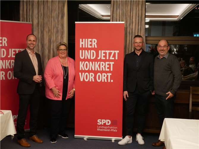 Sprachen mit einer Stimme. Die SPD-Politiker Clemens Hoch (l.), Marko Boos (2.v r.) und Udo Dames (r.) sowie die Klinik-Geschäftsführerin Cornelia Kaltenborn. Quelle: