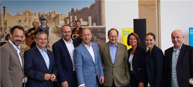 Sprachen über die Perspektiven der Region (v. l.): Lorenz Deutsch, MdL aus Köln, Werner Hümmrich, Fraktionsvorsitzender der FDP im Stadtrat Bonn, Jörn Freynick, MdL aus dem Rhein-Sieg-Kreis, Joachim Stamp, stellvertretender Ministerpräsident des Landes Nordrhein-Westfalen und Minister für Kinder, Familie, Flüchtlinge und Integration, Alexander Graf Lambsdorff, MdB und stellvertretender Fraktionsvorsitzender der Bundestagsfraktion der FDP, Nicole Westig, MdB aus dem Rhein-Sieg Kreis, Franziska Müller-Rech, MdL und Kreisvorsitzende der FDP Bonn, und Ulrich van Bebber, Vorsitzender der FDP im Kreis Ahrweiler. Foto: privat