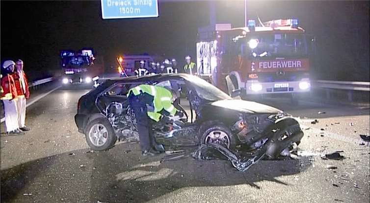 Sprachlos stehen die Rettungshelfer vor den Fahrzeugtrümmern.