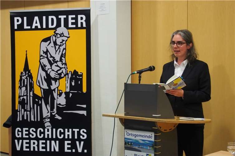 Sprachwissenschaftlerin Yvonne Treis führte die Zuhörer auf kurzweilige und amüsante Weise in die Geheimnisse des moselfränkischen Dialekts ein.