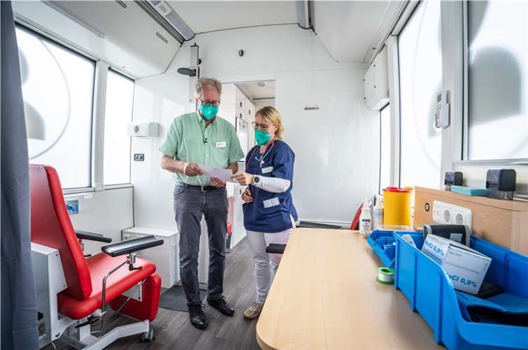 Mobile Arztpraxis im Hochwassergebiet unterwegs Sprechstunde im DB Medibus bei Dr. Stephan Heinen und Ärztin Aline Hüneburg. Foto: DB AG/Michael Neuhaus
