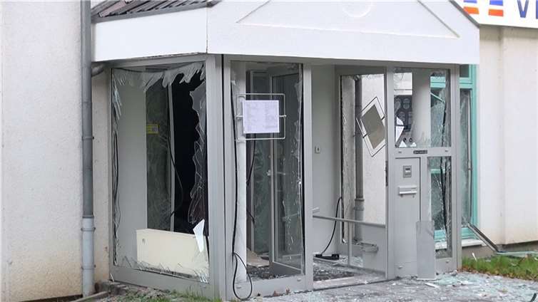 Sprengung eines Geldautomaten der Volksbank in Ahrbrück.  Foto: WinklerTV