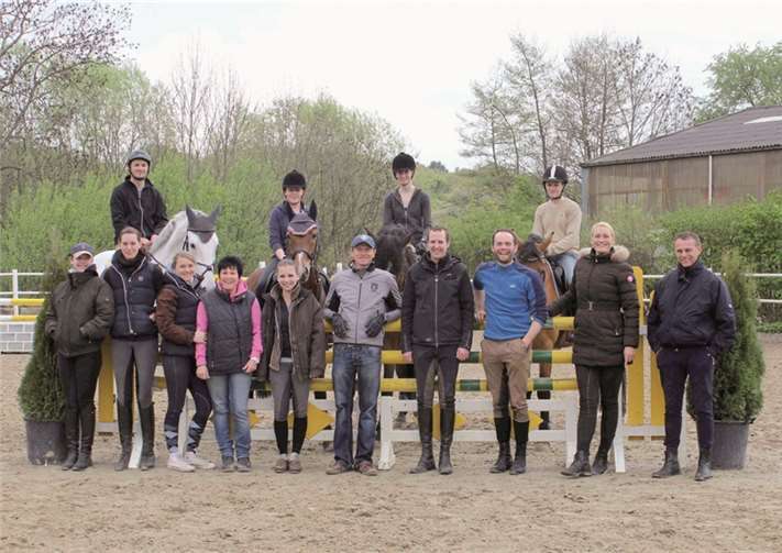 Springlehrer Thomas Grimm und Reitstallbesitzerin Aloysia Welsch-Heinen im Kreis der Lehrgangsteilnehmer. privat