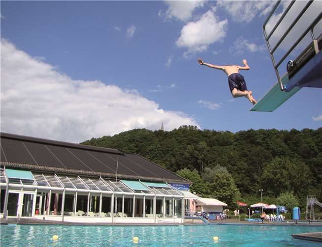 Sprung ins erfrischende Nass.Wiedtalbad