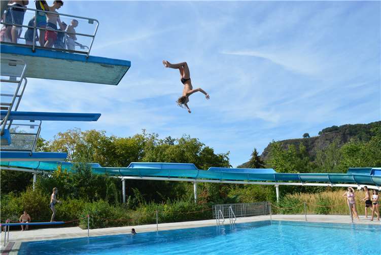 Sprungturm und Wasserrutsche locken den Nachwuchs an.