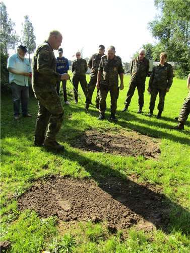Spurenlesen bei der Kampfmittelräumung.
