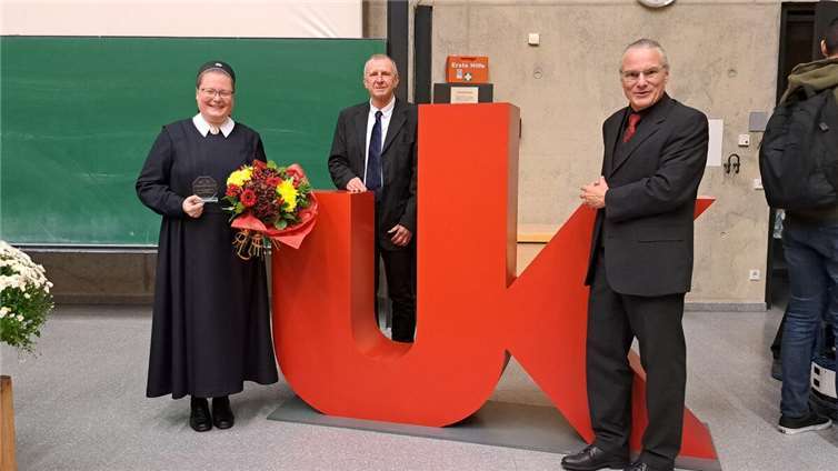Sr. Christamaria mit Prof. Dr. Dietrich Paulus (Mitte) und Prof. Dr. Martin Fislake (rechts).Foto: privat