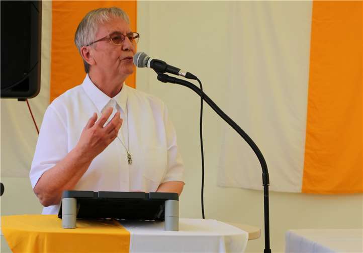 Sr. Christeta Hess, ADJC dankt für die Einladung zum Jubiläum und spricht über das 100-jährige Wirken der Dernbacher Schwester in Ober- und in Niedermendig.