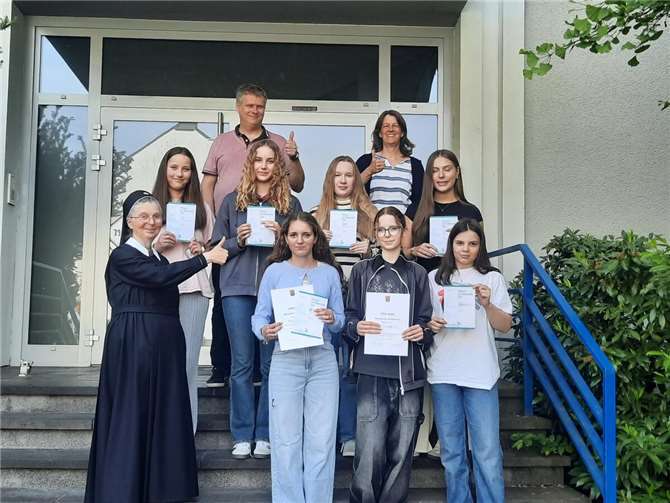 Sr. Gabriele als Vertretung der Schulleitung, sowie die Fachkonferenzleiter für Mathematik Dorothee Bürger und Volker Lemke gratulierten den Schülerinnen herzlich.  Foto: privat