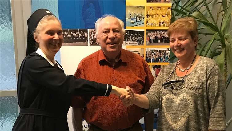 Sr. Gabriele mit den beiden scheidenden Vorstandsmitgliedern Hans-Günter Mandl und Anne Plato.