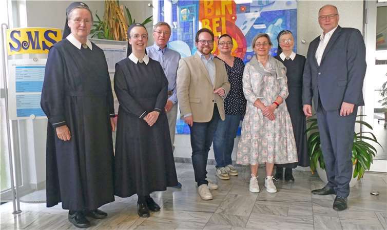 Sr. M. Gabriele Schreck (2.v.r.), Leiterin der Schönstätter Marienschule, sowie die weiteren Stiftungsratsmitglieder begrüßten Pascal Badziong (4.v.l.) als neuen Vorsitzenden der Stiftung der Marienschule. Foto: Schönstätter Marienschwestern