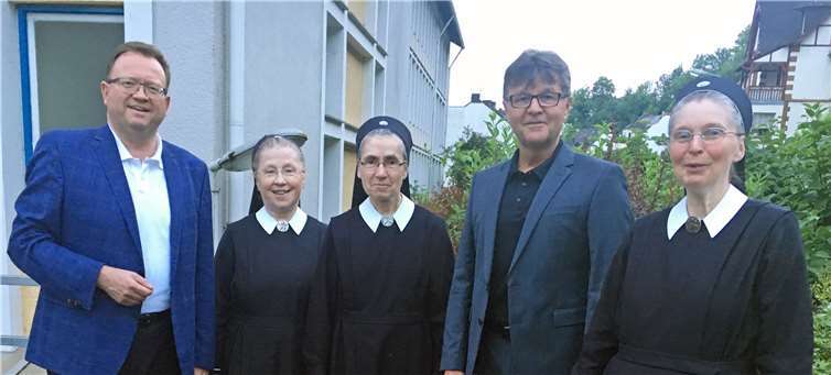 Sr. M. Gabriele Schreck (r.), Leiterin der Schönstätter Marienschule, begrüßt Burkhard Nauroth als neuen Vorsitzenden der Stiftung der Marienschule. V.l.: Georg Moesta, Sr. M. Antonja Schomberg, Sr. M. Elvira Jutz. Michael Defrancesco