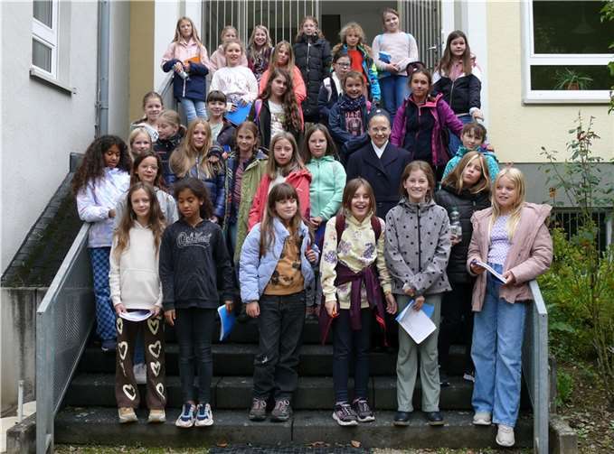 Sr. M. Theodore mit ihrer Klasse 5c.  Foto: SMS