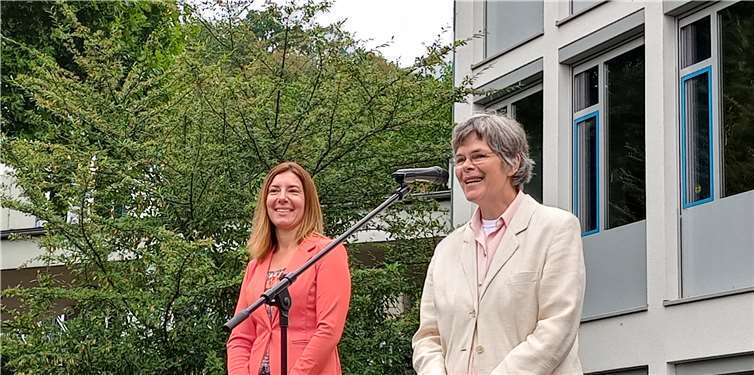 Sr. M. Verena Röhrig stellt Frau Jennifer Weber als ihre Nachfolgerin vor.