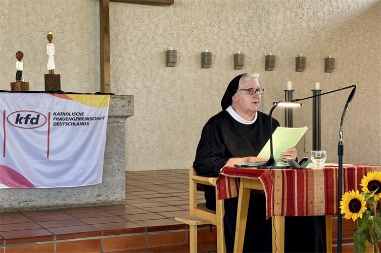 Sr. Philippa ermutigte die Zuhörenden mit ihrer Lesung.
