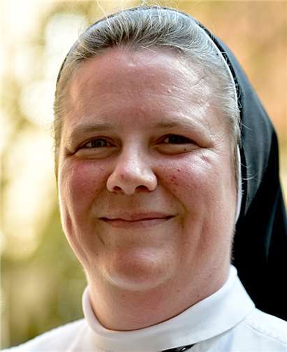 Sr. Ursula von den Dominikanerinnen begleitet Hausgäste. privat