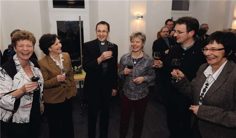 St. Laurentius Pfarrei Neujahrsempfang , rechts Kaplan Andreas Kern u. Mitte Dechant Jörg Meyrer empfingen die Pfarrgemeinde. FIX