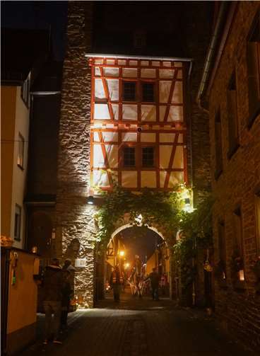 St. Martin, Ortsbürgermeister Walter Escher und einige Helfer zogen durch die Alkener Straßen und verteilten Brezeln an die Kinder. Foto: Jonas Sturm