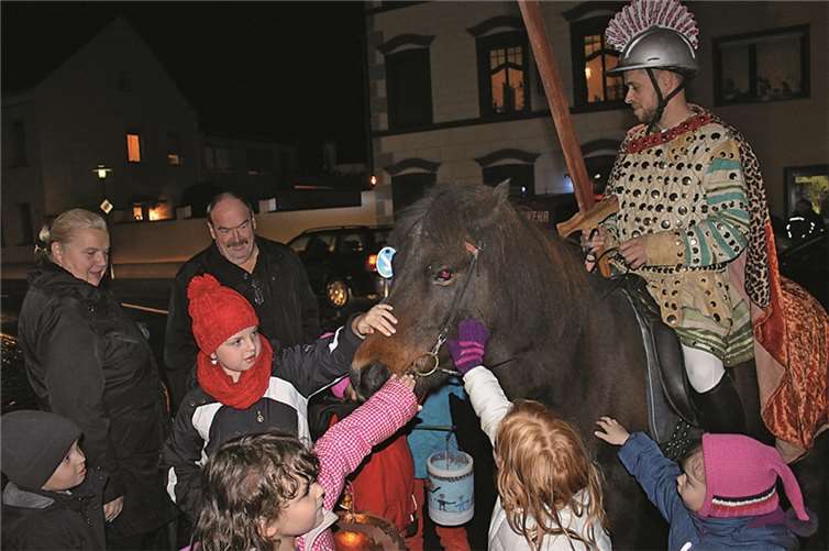St. Martin Ruud Hoex und sein Pferd Tamin wurden von den Kindern umzingelt.