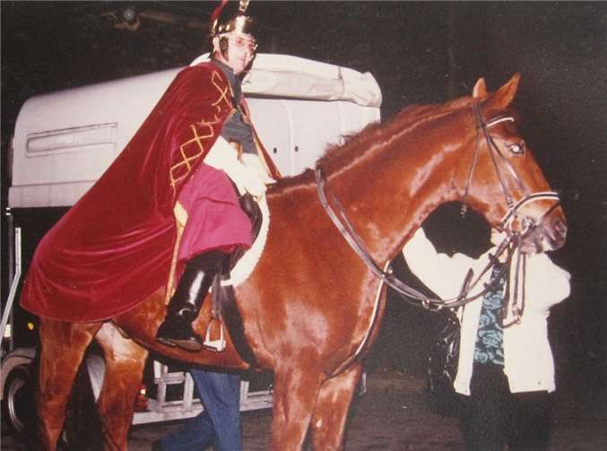 St. Martin Willi Kümpel vor seinem ersten Ritt als Martin. Quelle:  Schulchronik