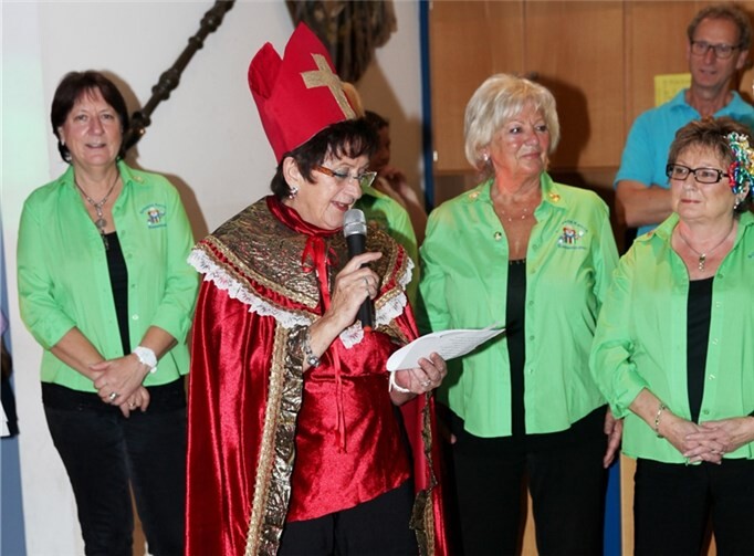 St. Martin, alias Christa Krechel, brachte sich in „Bassemer Platt“ zu Gehör.