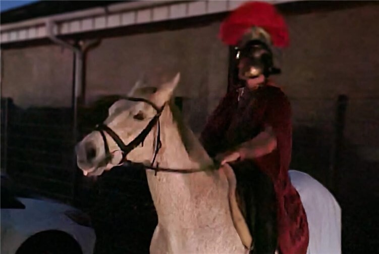 St. Martin anmutig auf seinem Schimmel. Fotos: Nachbarschaft St. Konrad e.V.