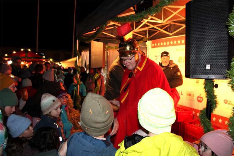 St. Martin beim Verteilen der Martinswecken.