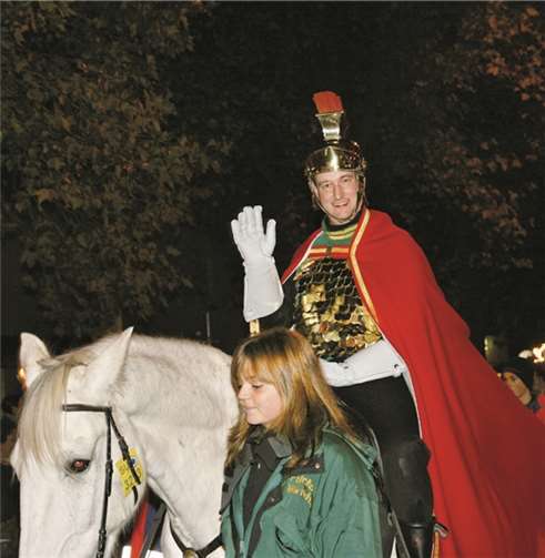 St. Martin hoch zu Roß und mit dem roten Mantel, ritt auch im Rheinbacher Martinszug allen voran und grüßte freundlich nach allen Seiten. -STEIN-