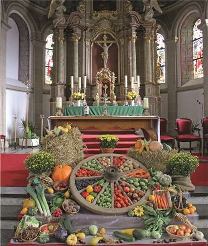 St. Martin im Stadtteil Alzheim präsentierte einen besonders reichhaltigen und zugleich farbenprächtigen Erntedank-Altar. privat