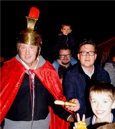 St. Martin mit Ortsbürgermeister Frank Becker bei der Verteilung der Martinswecken.Privat