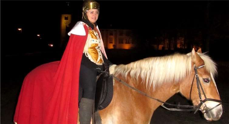 St. Martin mit seinem Pferd „Stella“ führte den St. Martinszug an. -PS-