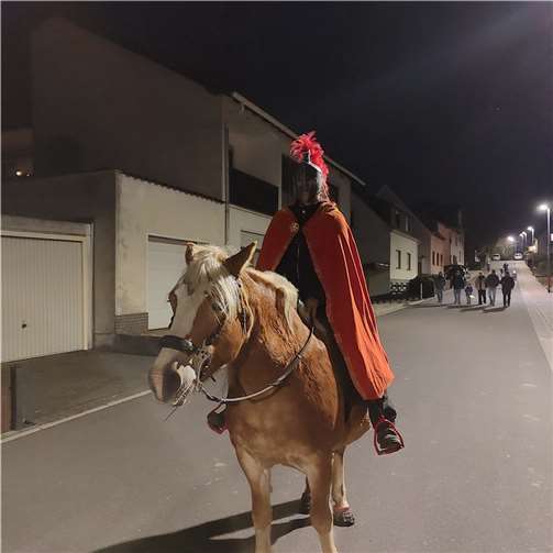St. Martin ritt durch die Straßen Caans.  Foto: Ortsgemeinde Caan