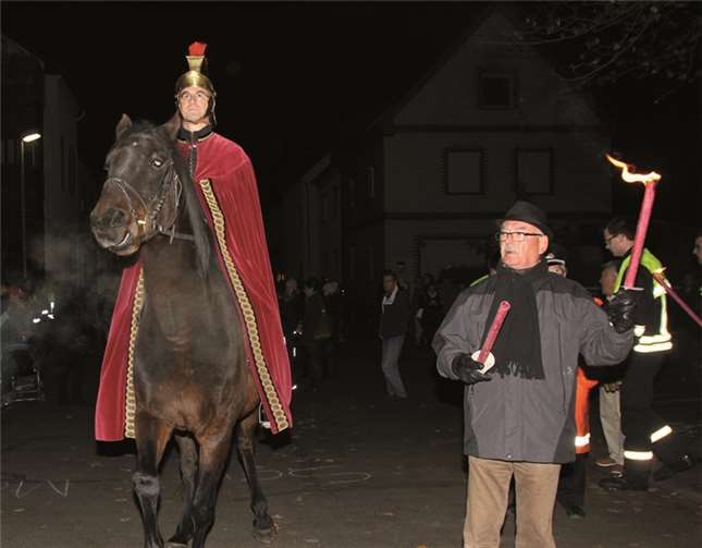St. Martin ritt hoch zu Ross durch Bad Neuenahr, gerahmt von den Fackelträgern der Bürgergesellschaft Hemmessen (li.) Schultes Hans-Werner Helmrich.