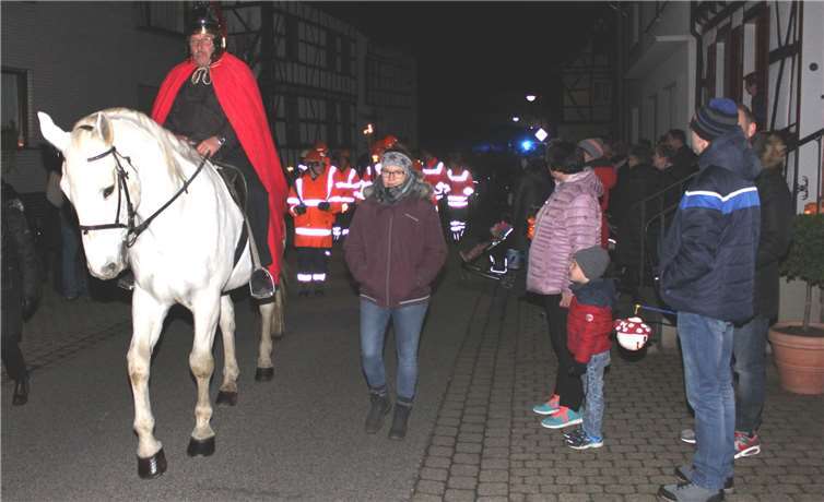 St. Martin ritt hoch zu Ross mit den Kindern zum Martinsfeuer.Fotos: WK
