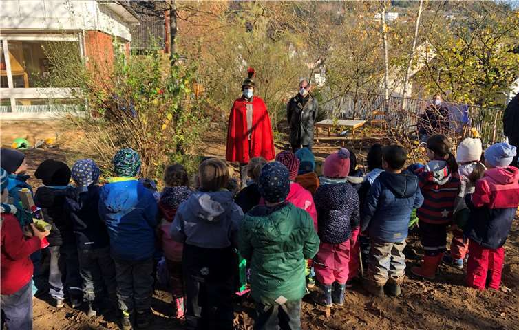 St. Martin und Stadtbürgermeister Arnold Hoffmann überraschten die Kita-Kinder. Foto: Stadt Adenau
