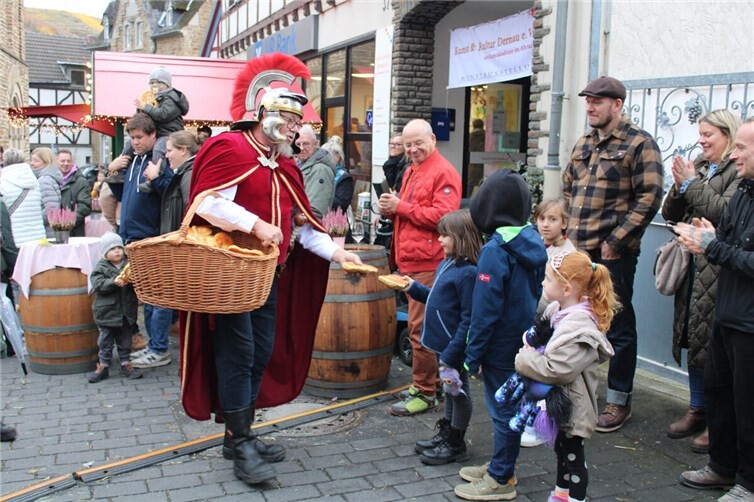 St. Martin verteilte Wecken an die Kinder.