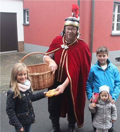 St. Martin verteilte Wecken an die kleinen Besucher. DU