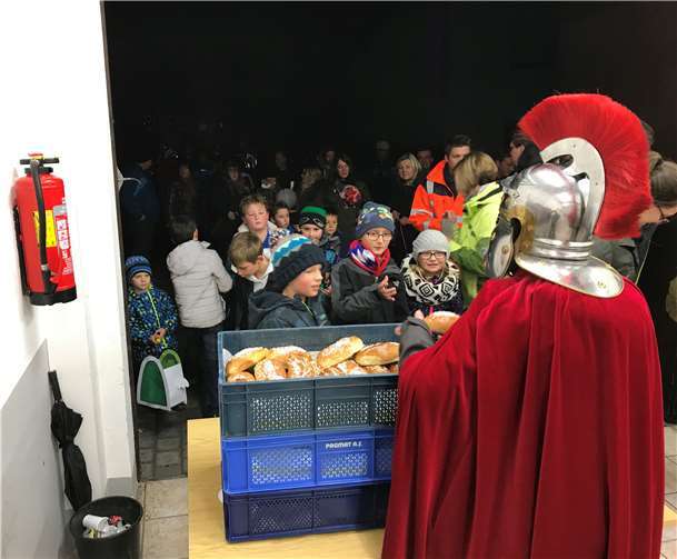 St. Martin verteilte die Martinswecken an die Kinder. privat