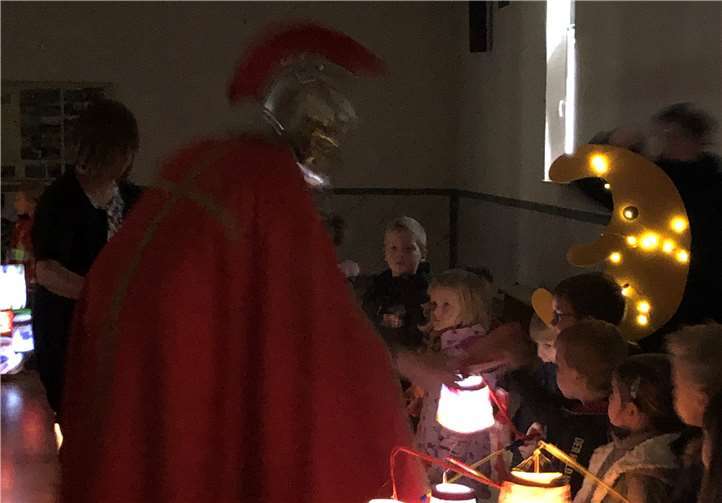 St. Martin verteilte die Wecken.