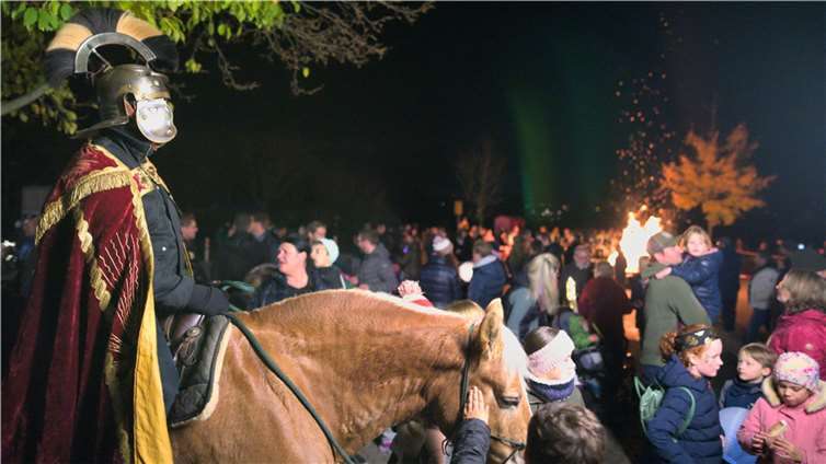 St. Martin zu Pferd mit vielen Familien am Feuer.  Fotos: OG Weitersburg