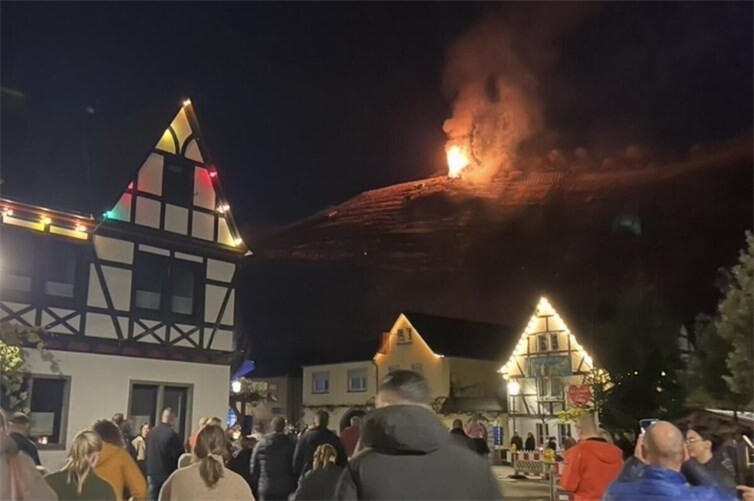 St. Martinsfeuer der Junggesellen oberhalb von Walporzheim