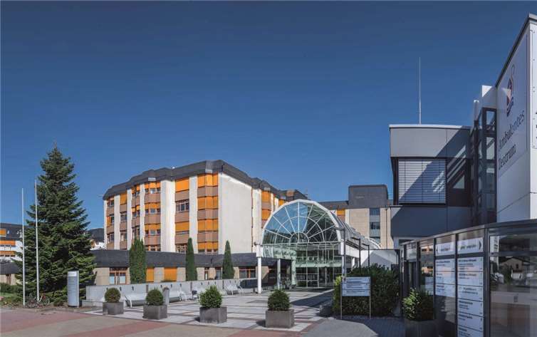 775 Jahre im Dienste der Nächsten: Stiftung St. Nikolaus-Stiftshospital  St. Nikolaus-Stiftshospital GmbH mit Seniorenzentrum und Krankenhaus sowie MVZ St. Nikolaus-Stiftshospital (v.l.). Foto: St. Nikolaus-Stiftshospital/Holger Lindner