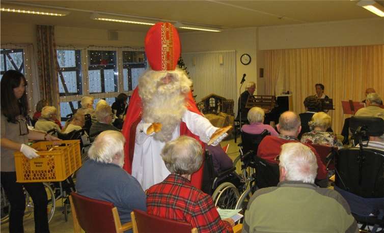 St. Nikolaus besucht das Seniorenheim St. Maria-Josef und verteilt bei der Adventsfeier an 58 Gäste einen Weckmann.privat