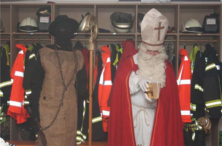St. Nikolaus lobte die Arbeit der Wehrleute St. Nikolaus besuchte die Feuerwehr Waldorf und verteilte Lob und Dank.WER