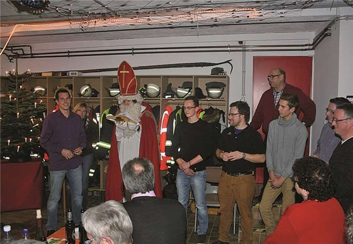 St. Nikolaus hatte für viele Wehrkameraden und Wehrleiter Ronny Zilligen (l.) lobende Worte und ein kleines Dankeschön im Gepäck.-WK-